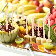 100/200 件水果签、迷你开胃菜叉、食物串、小开胃菜串、烧烤叉、烧烤用具，适用于甜点和水果 - 非常适合婚礼、派对和开胃菜、鸡尾酒串（随机颜色和款式）