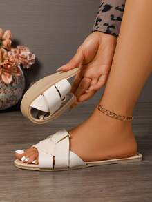 Women's Cross-Strap Sandals Are Simple And Fashionable. A Popular Casual Item In Summer, The Cross-Strap Design On The Upper Adds A Three-Dimensional Feel. It Is Suitable For Pairing With Loose-Fitting Wide-Leg Jeans And A Short Cropped Top To Create A Casual And Fashionable Summer Look, Suitable For Shopping, Vacations And Other Relaxing Occasions. - 米色 - 查看 6