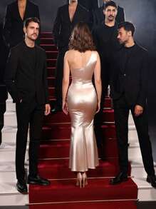 Basrey Elegante vestido de dama de honor largo tipo maxi sin mangas con cuello asimétrico, con detalles drapeados y fruncidos en tela de punto elástica de media resistencia