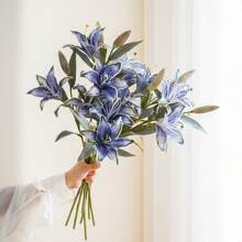 蓝色丝绸花，复古百合人造花插花，2朵花和1个花蕾，乳胶真触复活节百合花，婚礼花束派对餐厅家居餐桌装饰中心婚礼花束
