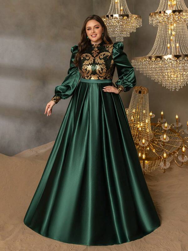 Faeriesty Robe de soirée évasée en satin avec encolure montante, manches bouffantes et broderie de sequins noir-or. Jupe fluide et longue jusqu'aux pieds. Design formel inspiré du vintage de luxe. Parfait pour les mariages, galas du soir, tapis rouges et dîners de gala.