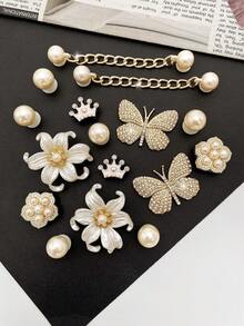 16 件可拆卸鞋饰包括 ABS 珍珠链、白色水晶皇冠、金色水晶蝴蝶、白色 ABS 珍珠花，适用于女士凉鞋、拖鞋、沙滩包等多种装饰，是节日和生日派对礼物的理想选择 - 金色 - 查看 3