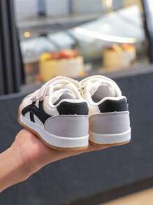 زوج واحد من الأربطة والإغلاقات الرياضية البسيطة للأطفال، مناسب للارتداء الداخلي والخارجي