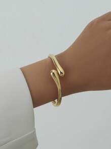 1pc Retro Minimalist Asymmetrical Metal Water Drop Snake Bracelet, Personalized Exaggerated Simplified Geometric Abstract Design Luxury Elegant Bracelet, Suitable For Women's Daily Commute, Holiday Gifts, Friends Parties And Banquets, Fashion Street Photography, Fashion Show Accessories