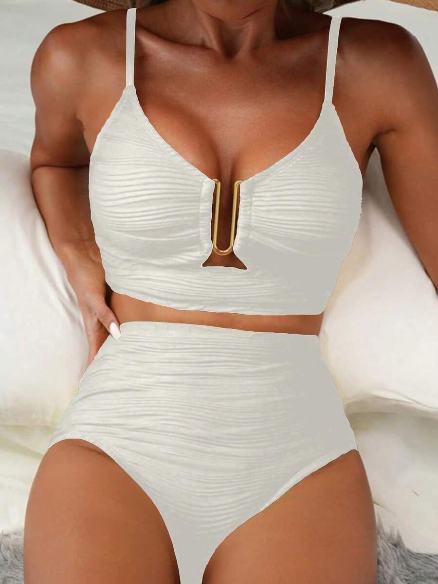 Set Bikini Renang Wanita Dua Potong Warna Polos dengan Tekstur Ruffle dan Lubang Berongga untuk Liburan Pantai Musim Panas 2025, Warna Putih - Putih - View 1