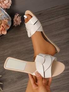 Women's Cross-Strap Sandals Are Simple And Fashionable. A Popular Casual Item In Summer, The Cross-Strap Design On The Upper Adds A Three-Dimensional Feel. It Is Suitable For Pairing With Loose-Fitting Wide-Leg Jeans And A Short Cropped Top To Create A Casual And Fashionable Summer Look, Suitable For Shopping, Vacations And Other Relaxing Occasions. - 米色 - 查看 1