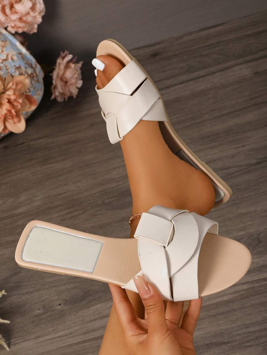 Women's Cross-Strap Sandals Are Simple And Fashionable. A Popular Casual Item In Summer, The Cross-Strap Design On The Upper Adds A Three-Dimensional Feel. It Is Suitable For Pairing With Loose-Fitting Wide-Leg Jeans And A Short Cropped Top To Create A Casual And Fashionable Summer Look, Suitable For Shopping, Vacations And Other Relaxing Occasions. - 米色 - 查看 1