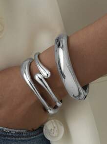 1pc Retro Minimalist Asymmetrical Metal Water Drop Snake Bracelet, Personalized Exaggerated Simplified Geometric Abstract Design Luxury Elegant Bracelet, Suitable For Women's Daily Commute, Holiday Gifts, Friends Parties And Banquets, Fashion Street Photography, Fashion Show Accessories