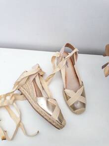 VIKIVIKI SHOES SCARPE DA DONNA Espadrillas con zeppa in iuta e lacci alla caviglia. Il loro design essenziale è perfetto per passeggiate estive, eventi informali o cene all'aperto. Offrono grande comfort e stabilità durante la camminata grazie alla suola antiscivolo. Consegna entro 1-3 giorni lavorativi nella Penisola Iberica. - Dorato - Visualizzare 4