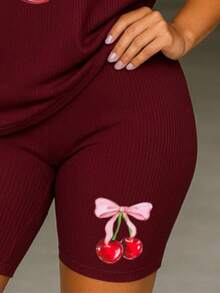 Conjunto casual  Outfit femenino  Ropa cómoda  Look urbano  Estilo relajado Blusa holgada  Blusa estampada  Biker short  Short ajustado  Short deportivo  Estampado lateral - Color caoba - Ver 3