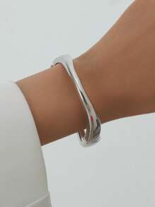 1pc Retro Minimalist Asymmetrical Metal Water Drop Snake Bracelet, Personalized Exaggerated Simplified Geometric Abstract Design Luxury Elegant Bracelet, Suitable For Women's Daily Commute, Holiday Gifts, Friends Parties And Banquets, Fashion Street Photography, Fashion Show Accessories