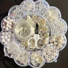 花卉图案多色 DIY 手工套件，包含各种小配件、剪刀和其他手工工具，用于制作手镯、项链和装饰性悬挂工艺品