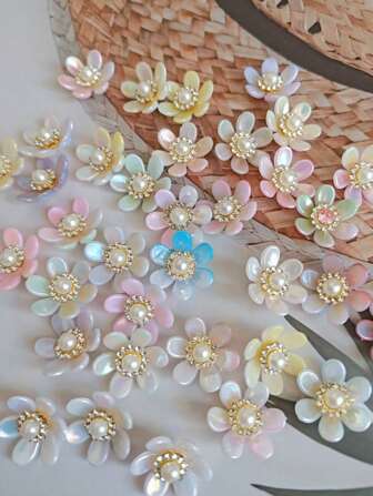 50个/包，20毫米六瓣彩色花朵，金色背景珍珠水钻树脂花，无孔珍珠花，用于服装装饰