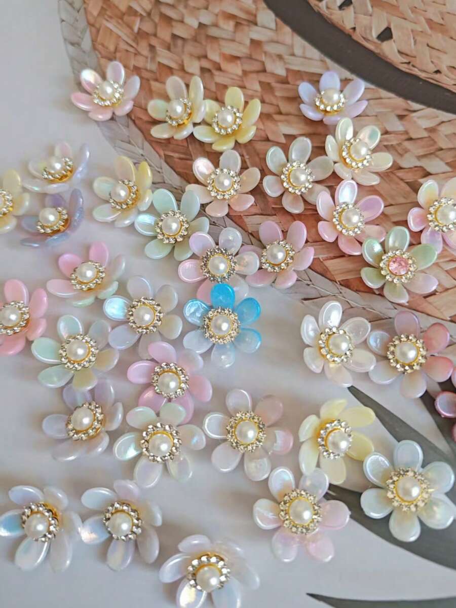 50 chiếc/túi, hoa 6 cánh nhiều màu sắc 20mm, nền vàng, đính ngọc trai và đá pha lê, hoa nhựa không lỗ, dùng để trang trí quần áo. - màu sắc - Xem 1