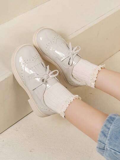 一双蝴蝶结装饰的校园鞋，厚底乐福鞋--重返校园；黑色鞋子；女孩的校鞋；女孩的幼儿鞋；儿童女孩鞋；女孩的鞋。