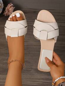 Women's Cross-Strap Sandals Are Simple And Fashionable. A Popular Casual Item In Summer, The Cross-Strap Design On The Upper Adds A Three-Dimensional Feel. It Is Suitable For Pairing With Loose-Fitting Wide-Leg Jeans And A Short Cropped Top To Create A Casual And Fashionable Summer Look, Suitable For Shopping, Vacations And Other Relaxing Occasions. - 米色 - 查看 2