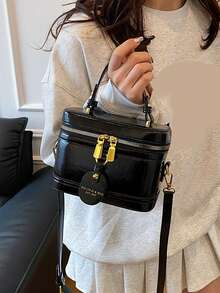 时尚黑色斜挎包，适合女士，配有金色金属配件、可调节肩带和拉链开合 - 非常适合工作、旅行、购物和约会，手提包