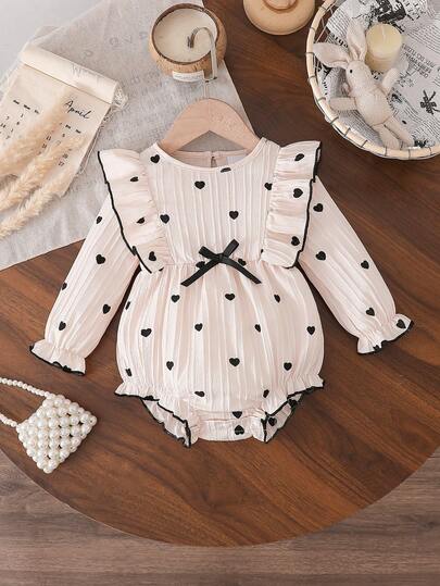 春秋季新款婴儿连体衣，圆领长袖设计，适合新生儿和婴幼儿，小爱心印花，女宝宝连体衣，黑色蝴蝶结装饰，喇叭袖，整体甜美可爱。