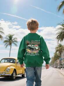 这款男童长袖圆领卫衣印有“卡通汽车和标语”图案，舒适时尚，休闲百搭，是秋冬季的理想之选。