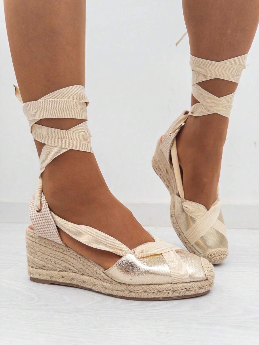 VIKIVIKI SHOES SCARPE DA DONNA Espadrillas con zeppa in iuta e lacci alla caviglia. Il loro design essenziale è perfetto per passeggiate estive, eventi informali o cene all'aperto. Offrono grande comfort e stabilità durante la camminata grazie alla suola antiscivolo. Consegna entro 1-3 giorni lavorativi nella Penisola Iberica. - Dorato - Visualizzare 1