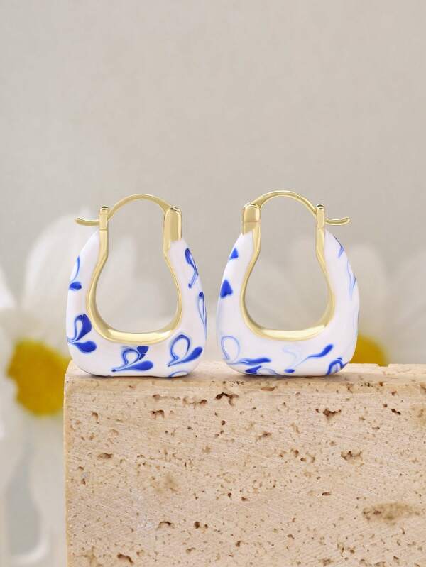 1 paire de boucles d'oreilles à créoles asymétriques élégantes avec motif en porcelaine chinoise, design sophistiqué convenant à l'usage quotidien