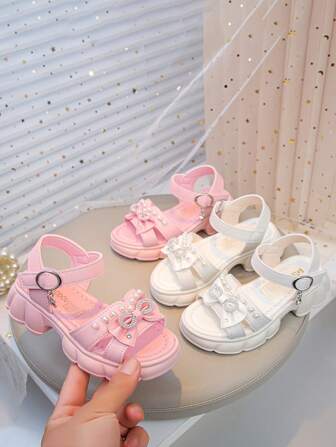 1 Pair Girls' Flat Sandals, Summer Princess Style, Versatile Beige Color, Pearl, Bow & Crystal Decor, Cute Pendant, Hook And Loop Closure, Suitable For Summer Outing, Travel, Daily Walking
