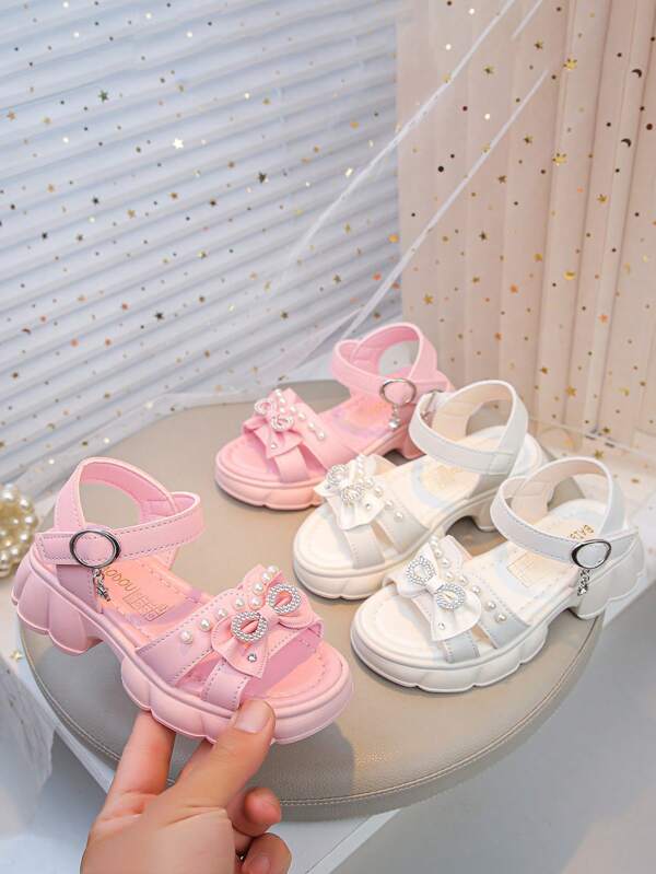1 Pair Girls' Flat Sandals, Summer Princess Style, Beige Versatile, Pearl, Bow Decor, Rhinestone, Cute Pendant, Hook And Loop Closure, Suitable For Summer Outing, Travel, Daily Walking