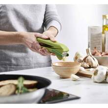 Joseph Joseph CleanFor Garlic Press  Garlic Minr With TriggerOperated Wiper Blade  Handy Cleaning Tool, Green - 綠色 - 查看 5