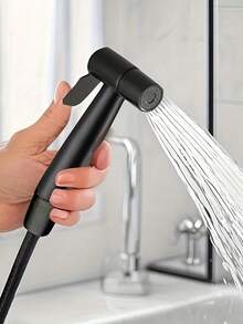 3件套高压手持喷枪套装，采用ABS塑料材质，配有壁挂式喷头、59英寸柔性软管和易于安装的坚固支架。适用于浴室和卫生间冲水、户外房车清洁、宠物淋浴、浴室和洗衣房清洁。现代家居必备用品。节日送礼佳品。