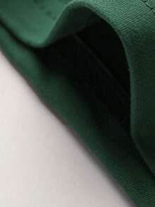 这款男童长袖圆领卫衣印有“卡通汽车和标语”图案，舒适时尚，休闲百搭，是秋冬季的理想之选。