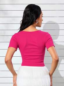 Blusa crop top dama mujer manga corta abertura frontal pecho cut out escote sensual entallado ajustado ceñido suave y2k cool aesthetic juvenil casual moderno verano diario dia noche primavera playa calor comodo fresco ligero - Rosa Fucsia - Ver 2