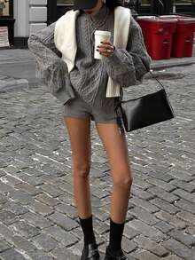 女士新款休闲碎花灰色圆领宽松落肩长袖麻花针织套头衫，搭配弹力短裤两件套，通勤和日常穿着的终极之选。简约优雅，柔软舒适，非常适合外出。秋冬街头风格，女士秋冬服饰，冬季套装。 - 灰色 - 查看 4