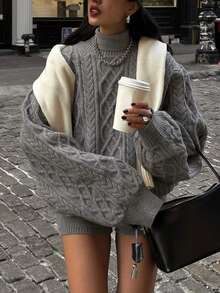 女士新款休闲碎花灰色圆领宽松落肩长袖麻花针织套头衫，搭配弹力短裤两件套，通勤和日常穿着的终极之选。简约优雅，柔软舒适，非常适合外出。秋冬街头风格，女士秋冬服饰，冬季套装。 - 灰色 - 查看 1