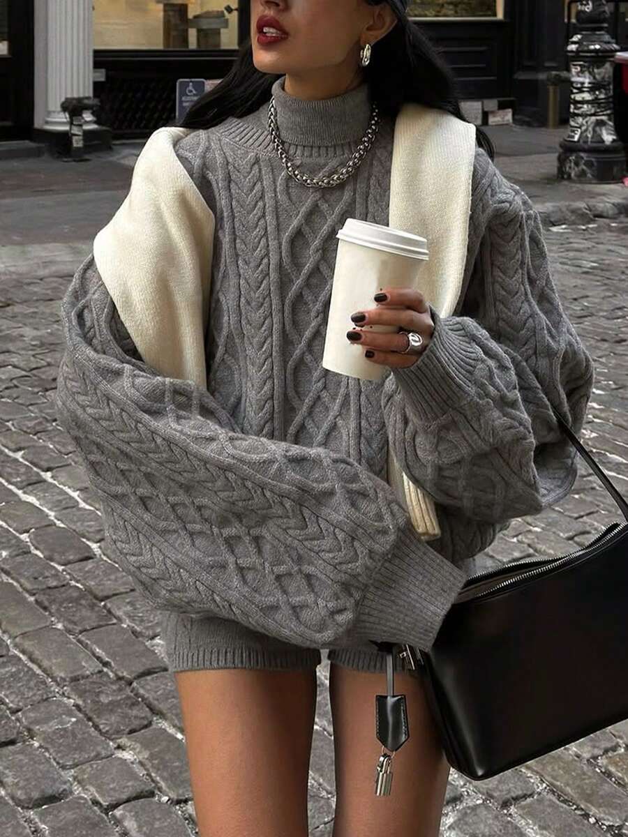 女士新款休闲碎花灰色圆领宽松落肩长袖麻花针织套头衫，搭配弹力短裤两件套，通勤和日常穿着的终极之选。简约优雅，柔软舒适，非常适合外出。秋冬街头风格，女士秋冬服饰，冬季套装。 - 灰色 - 查看 1