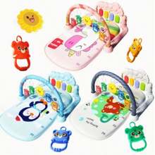 Baby Kick Klavier Fitness Puppe, 0-36 Monate Neugeborenes Kleinkind Bildungszentrum Musik Matte, Multi-sensorische Entwicklung Arm, Bein & Tastspiel Pad, Cartoon Charakterdesign Geschenk (Aufhängeringe Farbe zufällig, benötigt 3 AAA Batterien)