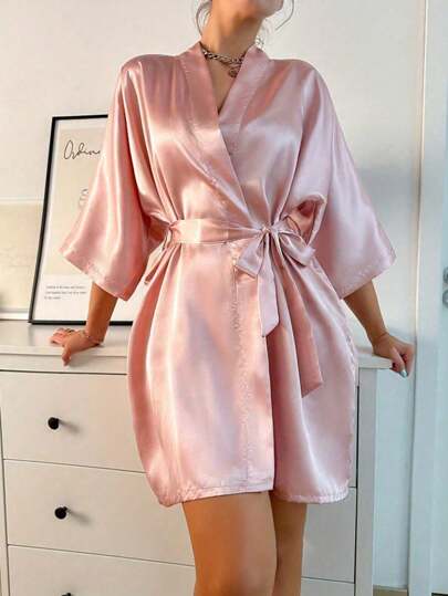 1 pieza Bata elegante de unicolor con cinturón para mujer, para otoño/invierno, camisón corto de satén y seda suave, adecuado para novias, damas de honor, ropa de casa. Vestido corto de temporada de bodas, con estampado de letras, bata y pijama.