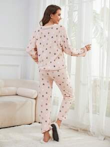 两件套可爱兔子印花法兰绒蓬松睡衣套装，保暖加绒长袖上衣和裤子，适合室内外穿着，秋冬季节，舒适保暖。