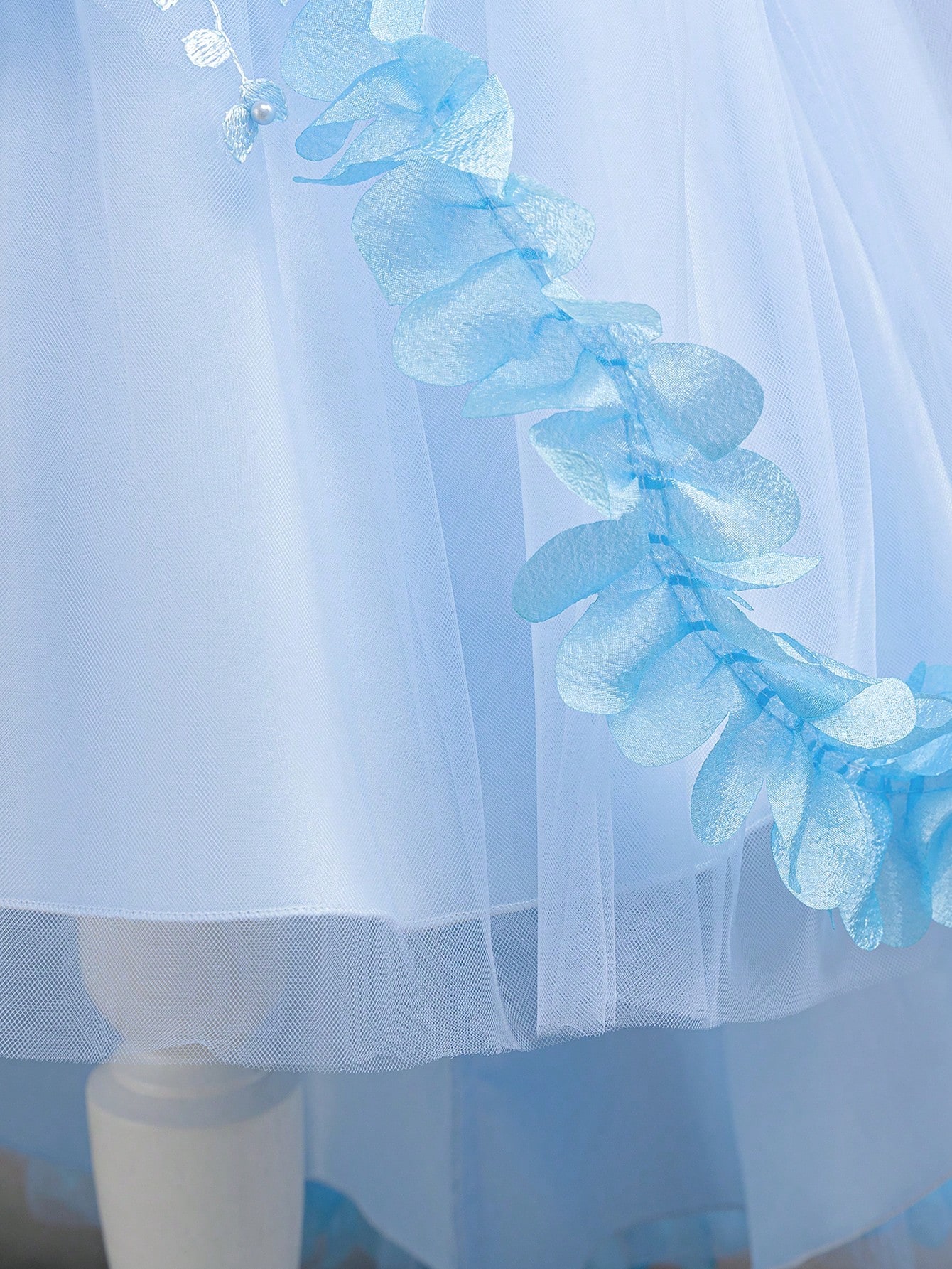 Elegant prinsessklänning för barn till bröllop och festligheter_voghion.com