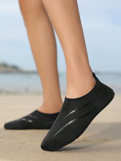 Black Textured Water Shoes, Breathable Beach & Water Shoes For Teens & Youth, Lightweight & Comfortable For Seaside Activities