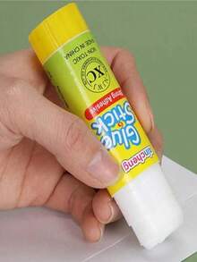 Barra de pegamento sólido súper resistente, pegamento sólido de PVA con dibujos animados, suministros de oficina, barra de pegamento sólido blanco para manualidades DIY de estudiantes, papelería de estudiantes, de secado rápido, alta viscosidad, para adherir papel ligero, sobres, documentos, tarjetas hechas a mano, exámenes, notas, scrapbooking, suministros escolares y de oficina, adecuado para papel y manualidades, esencial para uso de oficina, útiles escolares (color aleatorio)