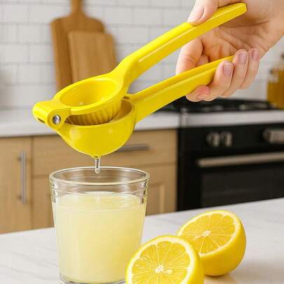 1个便携式多功能铝制柑橘/柠檬榨汁器 - 易挤压设计和防滑手柄，轻松榨取柑橘和柠檬汁。小巧易清洗，无需用电。适用于家庭厨房、餐厅、户外露营/烧烤、旅行、宿舍、办公室、节日派对、休闲聚会等场合。这款手动柠檬榨汁器是鲜榨果汁爱好者的必备之选，也是节省空间的厨房工具、厨房配件、家居装饰品和母亲节礼物。