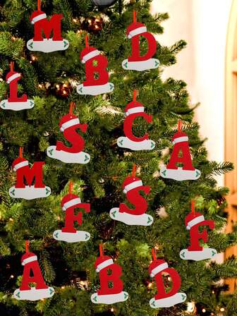 1个2D扁平经典圣诞树字母吊坠，26个圣诞帽字母装饰，DIY祝福挂饰，雪花材质，室内节日装饰，适用于圣诞节和新年，适合客厅、卧室和花园，是节日和新年派对、圣诞派对、节日装饰、派对礼品、趣味圣诞派对装饰、新年快乐、圣诞礼物、节日装饰、家居装饰、圣诞装饰、房间装饰、冬季装饰的完美之选。
