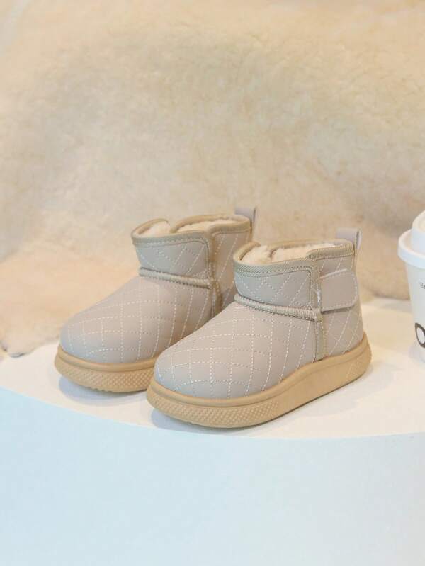 We Are Purchasing A Pair Of Fashionable And Simple Autumn And Winter New Style Fluffy And Warm Children's Flat Boots, Which Are Suitable For Children Aged 3 To 15 To Wear Outdoors For Play And Vacation