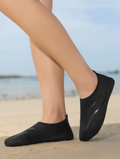 Black Textured Water Shoes, Breathable Beach & Water Shoes For Teens & Youth, Lightweight & Comfortable For Seaside Activities