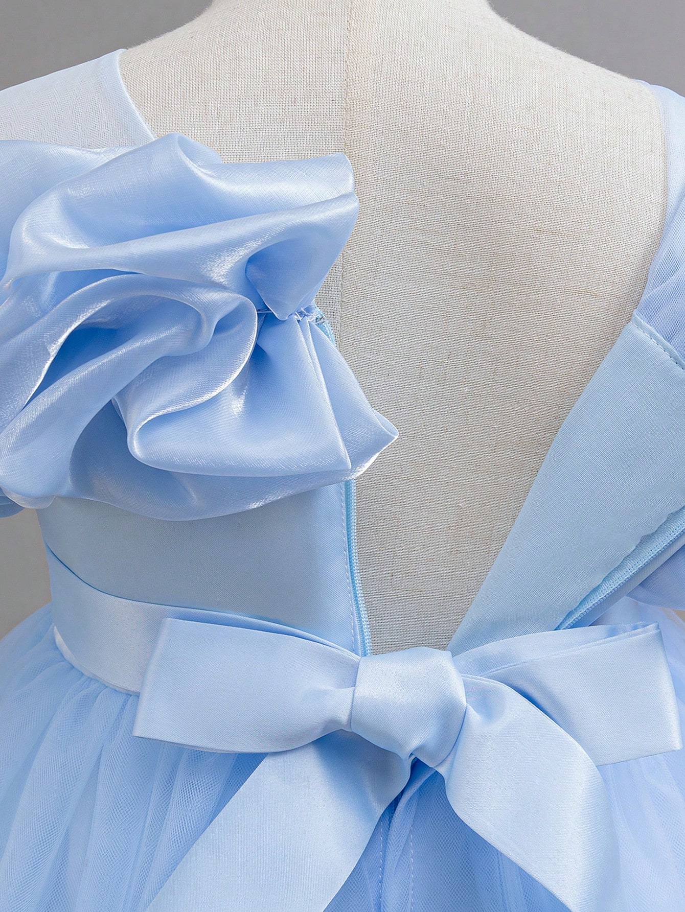 Elegant prinsessklänning för barn till bröllop och festligheter_voghion.com