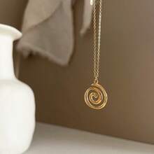 Bohemian Spiral Swirl Pendant Necklace, Vintage Oval Swirl Pendant Necklace, Gold Tone Shiny Embellishment, Suitable For Daily Wear And Party, Women's Summer Jewelry Gift, Exquisite Craftsmanship - 金色 - 查看 5