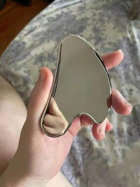 1 pieza Tabla Gua Sha en forma de corazón de acero inoxidable, para masaje facial, tabla de masaje portátil para relajación muscular, herramienta facial Gua Sha de acero inoxidable - Herramienta de masaje facial - Tabla Gua Sha de metal lisa y duradera para rostro y Body, reduce la hinchazón - Tabla de masaje Gua Sha en forma de corazón (plateado) Herramienta facial Gua Sha de acero inoxidable
