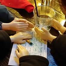 [可爱的恶作剧礼物] 可爱的小手恶作剧礼物 | 假手道具，可用于服装和恶作剧，有趣的棍棒木偶，原创派对装扮玩具，节日和派对用品，万圣节装饰 - 彩色 - 查看 5