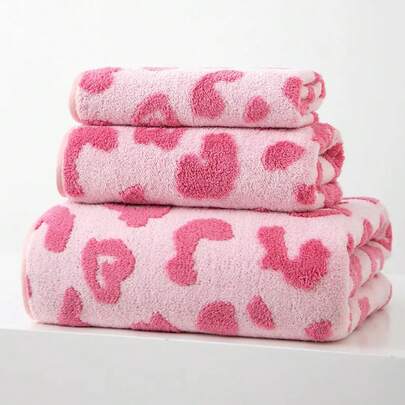 1pc Pink Medium Bath Towel, Lightweight, Jacquard Letter & Heart Pattern, Polyester Fiber Material, Rectangle 70*140cm Or Kitchen/Face/Hand Towel 34*75cm Or 34*34cm Small Towel, Suitable For Men, Women, Couples, Families, All Seasons, Quick-Drying, Absorbent, Soft, Applicable For Bathroom, Hotel, Gym, Holiday Gifts, Party, Beach, Outdoor, Travel
