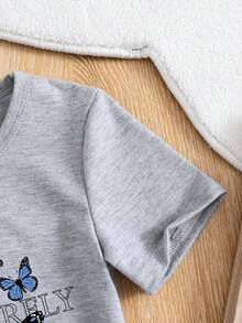 女童蝴蝶印花短袖上衣和牛仔短裤套装，夏季